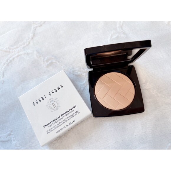 NWB Bobbi Brown Vitamin Enriched Pressed Powder Neutral 8g - Picture 4 of 5